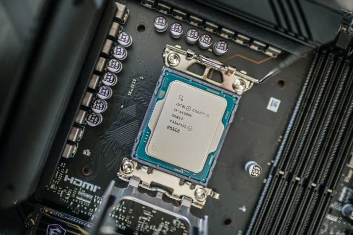 Intel Core i5-14600K vs. AMD Ryzen 7 7800X3D